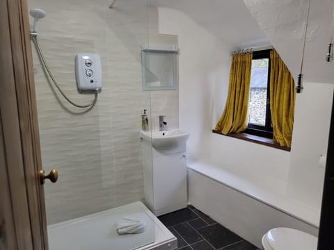 Double Room, Ensuite, Dog Friendly | Bathroom | Free toiletries, hair dryer, towels, toilet paper