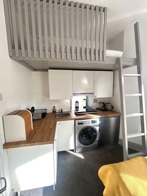 Family Studio, Kitchenette | Private kitchenette | Electric kettle