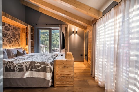 Lovely Lodge 4A | Down comforters, desk, soundproofing, free WiFi