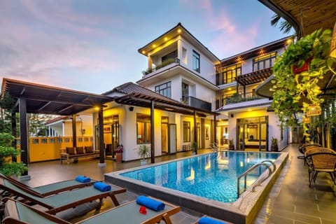 Outdoor pool, pool umbrellas, sun loungers