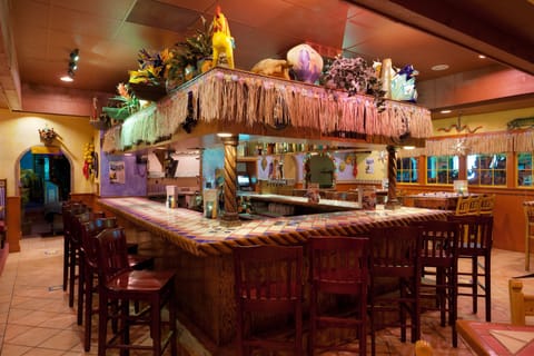 2 restaurants; breakfast, lunch, and dinner served