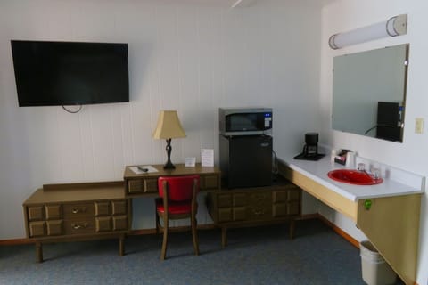 43-inch TV with cable channels, iPod dock, MP3 dock