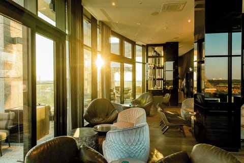 2 bars/lounges