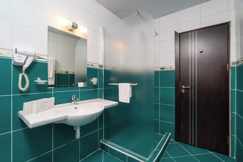 Family Room | Bathroom | Free toiletries, hair dryer, towels, soap