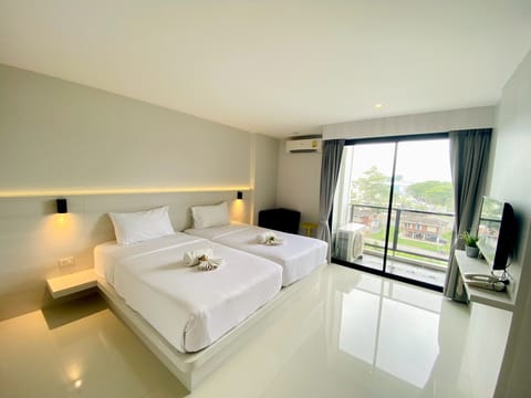 Standard Twin Room | Minibar, blackout drapes, WiFi (free), bed sheets
