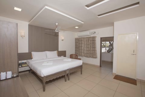 Executive Double Room, 1 King Bed, Balcony | Egyptian cotton sheets, premium bedding, memory foam beds, desk