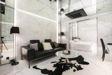 Premier Studio Suite | Living area | 43-inch flat-screen TV with cable channels, TV