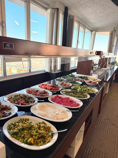 2 restaurants; breakfast, lunch, and dinner served