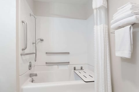 Combined shower/tub, free toiletries, hair dryer, towels