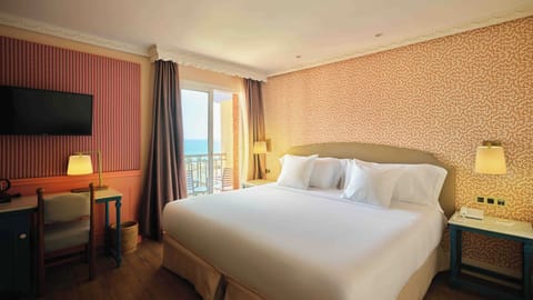 Double Room (Vistas laterales al mar/Side sea view) | Premium bedding, minibar, in-room safe, desk