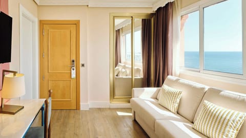 Junior Suite | Premium bedding, minibar, in-room safe, desk