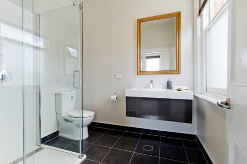 Family Room, Shared Bathroom | Bathroom amenities | Shower, free toiletries, towels