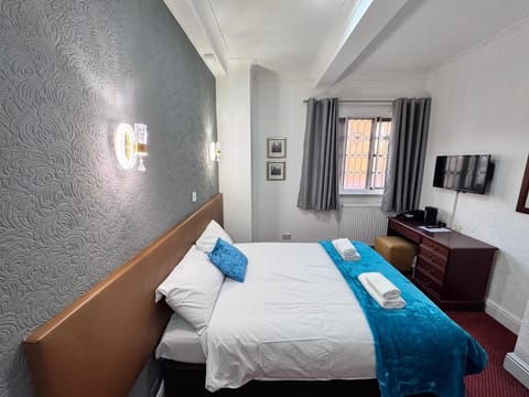 Standard Double Room, 1 Double Bed, Non Smoking, Ensuite | Desk, free WiFi, bed sheets