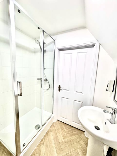 Free toiletries, towels, shampoo, toilet paper