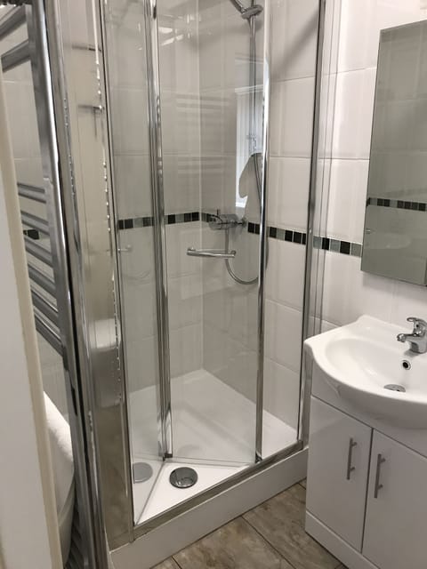 Family Room | Bathroom | Free toiletries, hair dryer, towels, soap