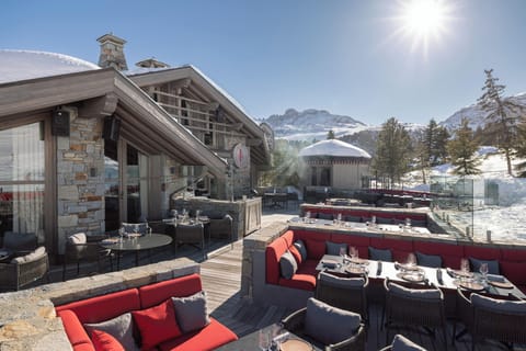 3 restaurants; lunch and dinner served