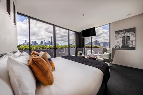 Deluxe King City View | In-room safe, desk, laptop workspace, blackout drapes