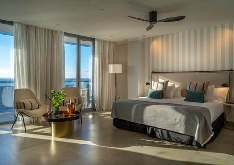 Junior Suite | Premium bedding, minibar, in-room safe, desk