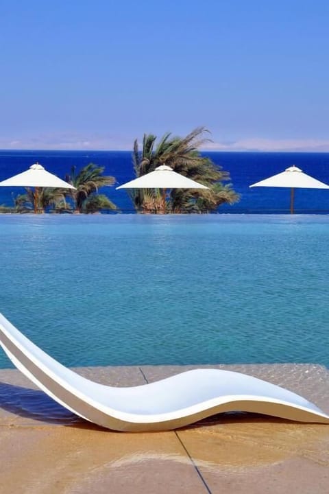 4 outdoor pools, open 9:00 AM to 5:00 PM, pool umbrellas, sun loungers