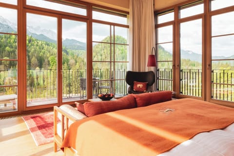 Summit Suite Retreat | Desk, laptop workspace, free WiFi