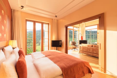 Valley Suite Retreat | Desk, laptop workspace, free WiFi