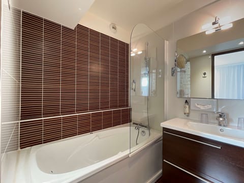 Deluxe Room, 1 Queen Bed, Non Smoking | Bathroom | Shower, eco-friendly toiletries, hair dryer, towels