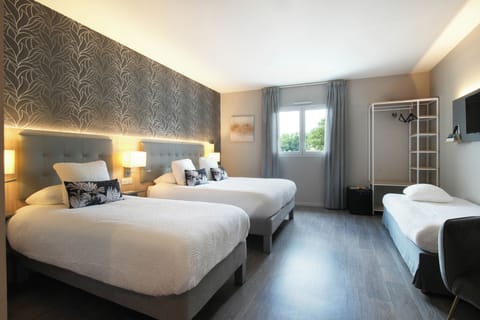 Comfort Quadruple Room | Desk, blackout drapes, soundproofing, free WiFi