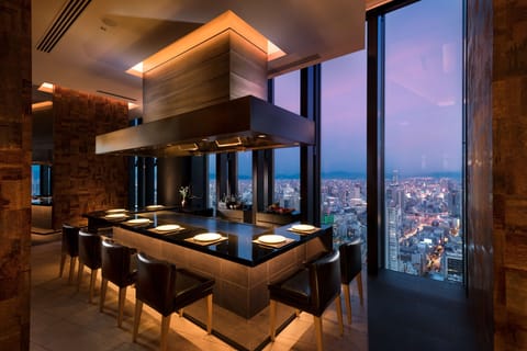 4 restaurants; breakfast, lunch, dinner, and brunch served
