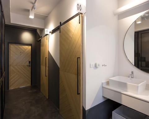 Shower, free toiletries, hair dryer, bidet