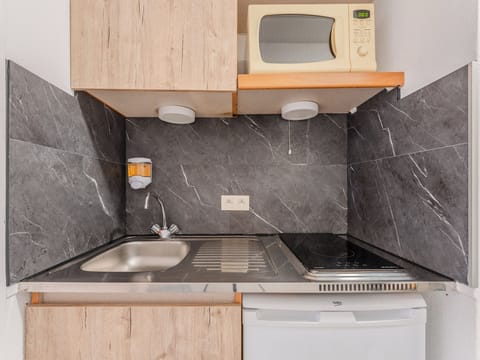 Studio | Private kitchenette | Fridge, microwave, electric kettle, cookware/dishes/utensils