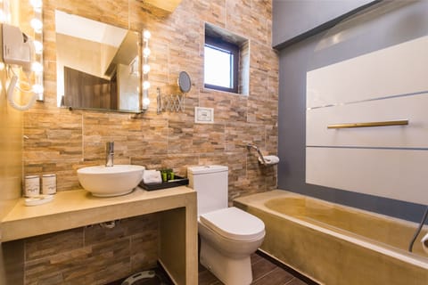 Classic Room, Garden View | Bathroom | Eco-friendly toiletries, hair dryer, slippers, towels