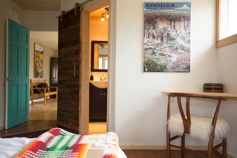 Standard Room, 1 Queen Bed, Non Smoking (Bandelier) | Iron/ironing board, free WiFi, bed sheets