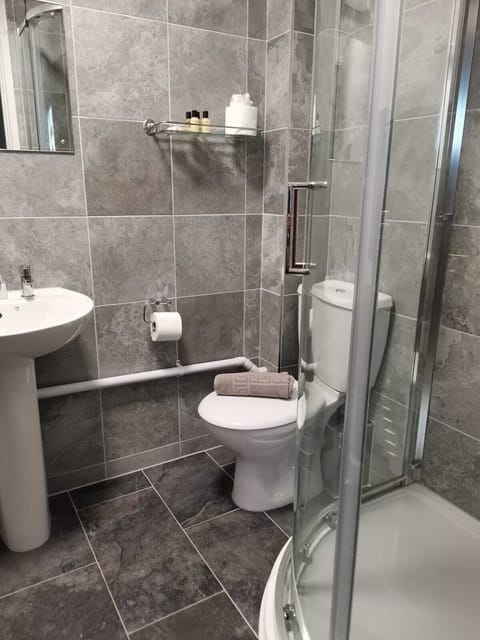 Twin Room, Ensuite | Bathroom