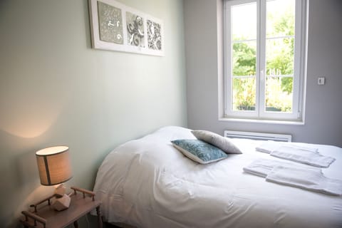 Premium bedding, individually decorated, individually furnished, desk