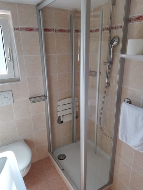 Standard Single Room | Bathroom shower