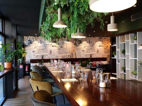 Breakfast, lunch, dinner served; French cuisine 