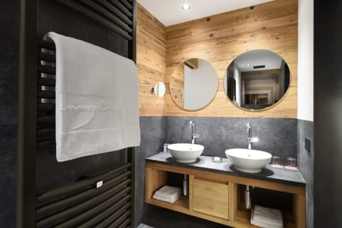 Romantic Studio Suite | Bathroom | Separate tub and shower, jetted tub, rainfall showerhead, hair dryer