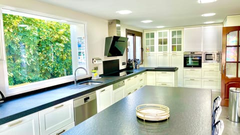 Luxury Villa, 5 Bedrooms, Private Pool | Private kitchen | Fridge, microwave, oven, stovetop