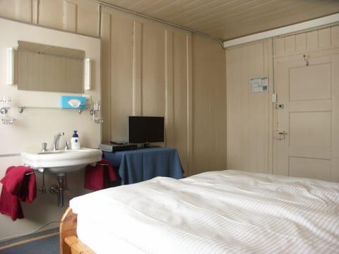 Double Room, Shared Bathroom | Free WiFi