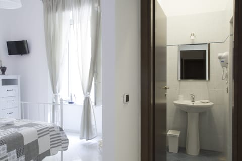 Superior Double Room, Ensuite | Premium bedding, desk, soundproofing, cribs/infant beds
