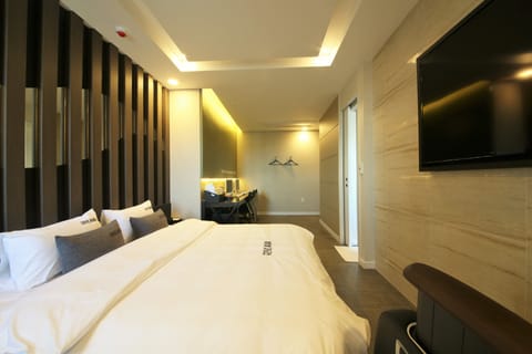 Standard Room | Desk, soundproofing, free WiFi, bed sheets