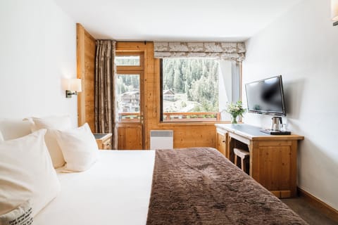 Double or Twin Room, Balcony, Lake View | Minibar, in-room safe, blackout drapes, free WiFi