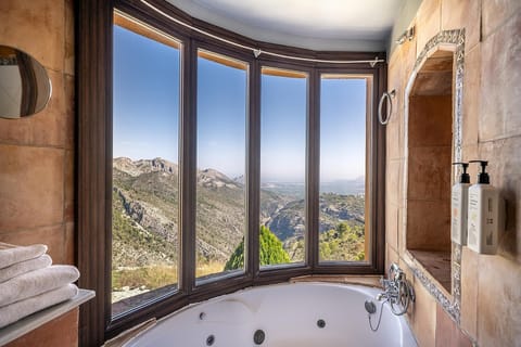 Combined shower/tub, free toiletries, hair dryer, bidet