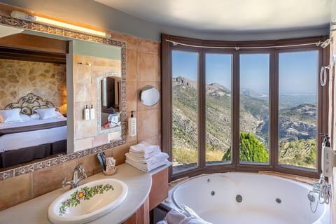 Combined shower/tub, free toiletries, hair dryer, bidet