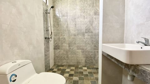 Superior Room 3rd Floor | Bathroom | Rainfall showerhead, free toiletries, slippers, towels