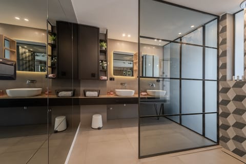 Deluxe Double Room, Bathtub | Bathroom | Shower, free toiletries, hair dryer, slippers