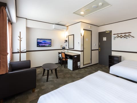 Standard Twin Room, Non Smoking | Desk, laptop workspace, WiFi (free), bed sheets