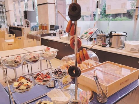Free daily buffet breakfast
