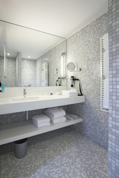 Shower, free toiletries, hair dryer, bathrobes