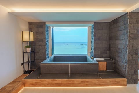 SPA Suite | Bathroom | Free toiletries, hair dryer, slippers, towels
